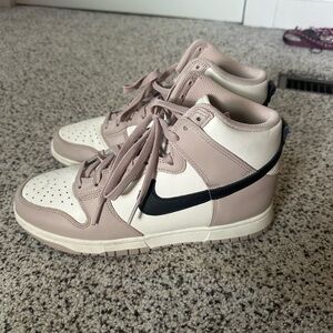 Nike Dunk High
Fossil Stone
